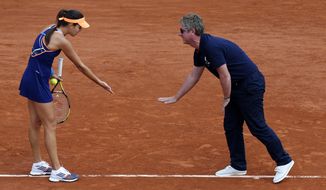 Serbia&#39;s Ana Ivanovic, left, argues over a referee decision as she plays Lucie Safarova of the Czech Republic during their third round match of  the French Open tennis tournament at the Roland Garros stadium, in Paris, France, Saturday, May 31, 2014. (AP Photo/David Vincent)