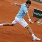 Serbia&#39;s Novak Djokovic returns the ball during the fourth round match of the French Open tennis tournament against France&#39;s Jo-Wilfried Tsonga at the Roland Garros stadium, in Paris, France, Sunday, June 1, 2014. (AP Photo/David Vincent)