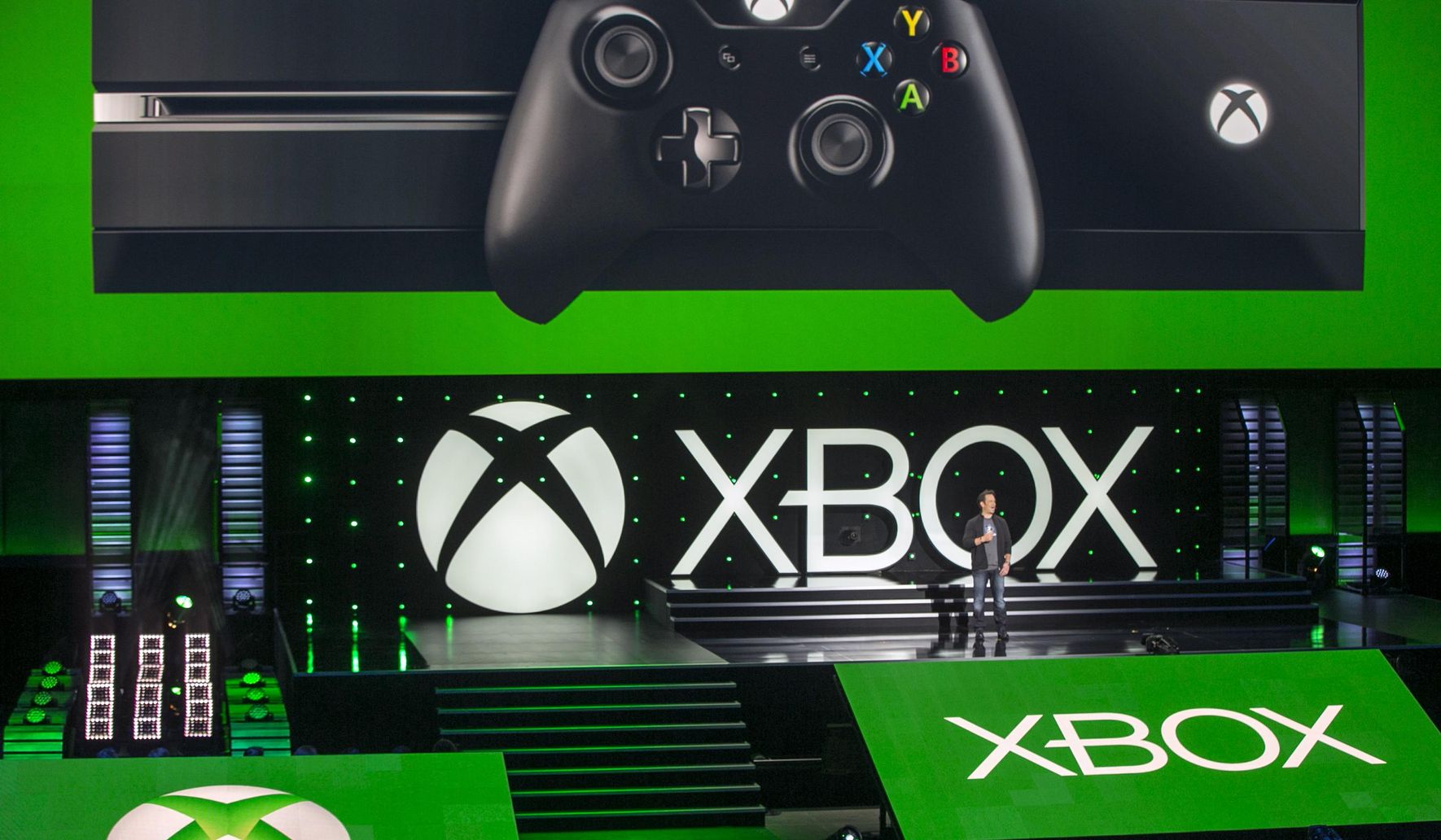 Xbox сетевые игры. Xbox 360 e Kinect. Xbox one презентация. PLAYSTATION (Sony) и Xbox (Microsoft). Xbox Original презентация.