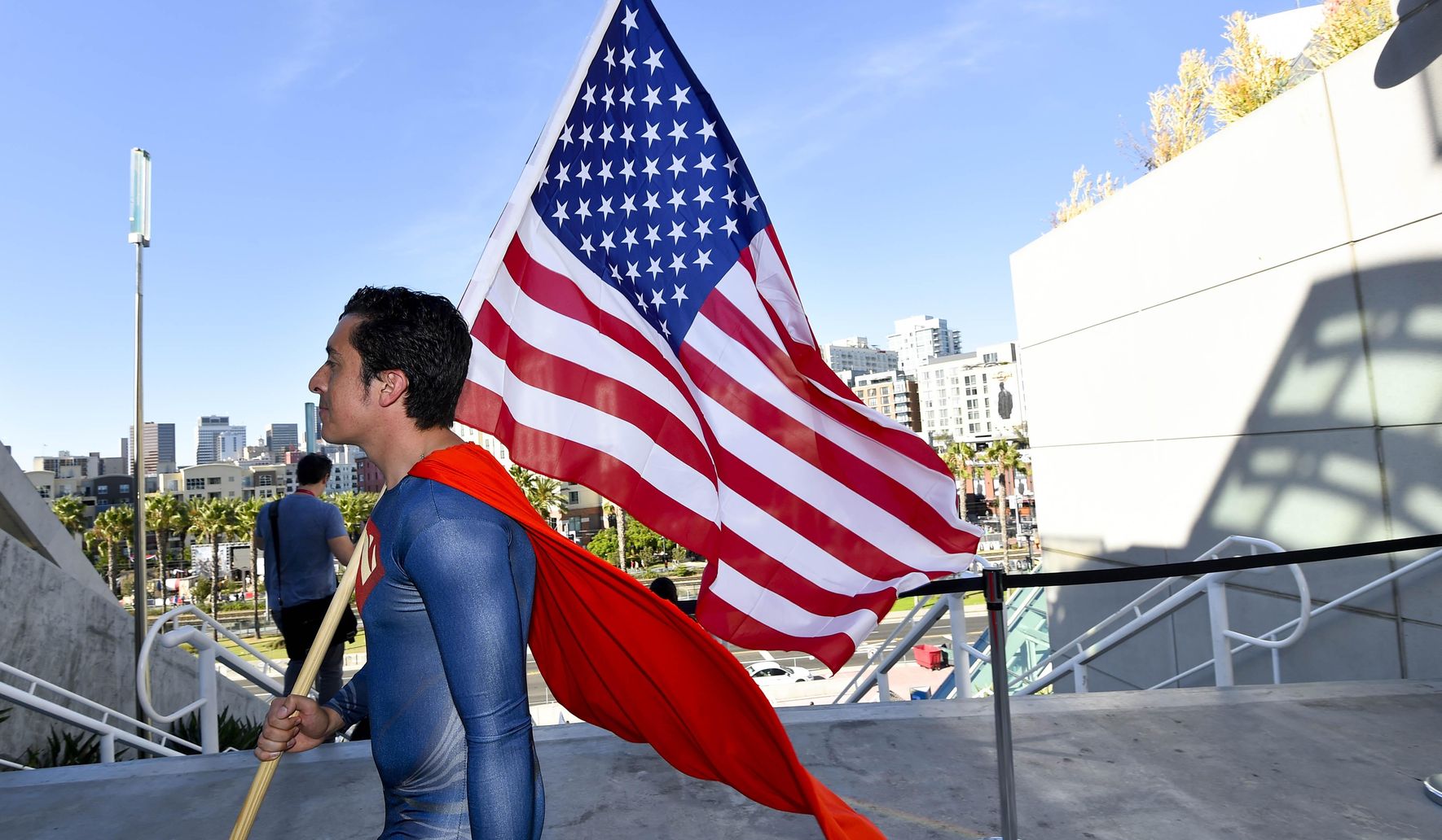 Откуда пришло америка. Американский флаг. Супермен на фоне американского флага. Сан Диего флаг США. США кризис костюм.