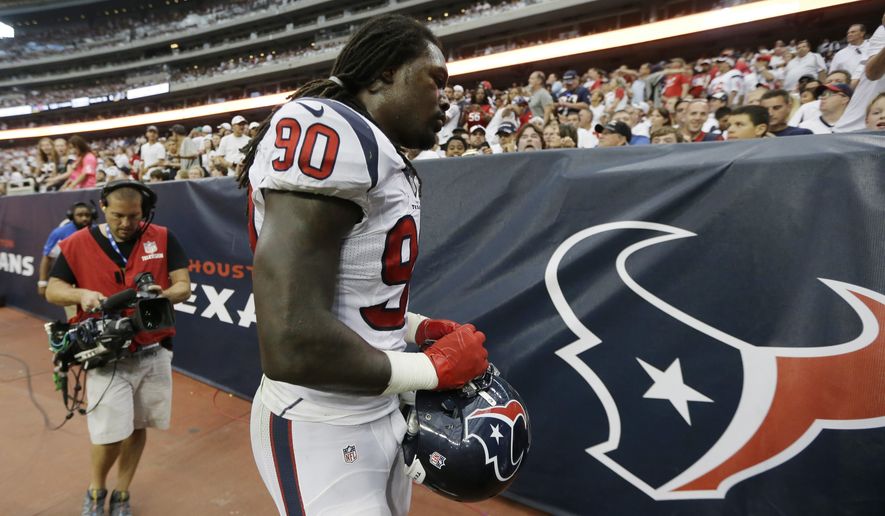 Houston Texans&#39; Jadeveon Clowney (90) leaves with a knee injury during the second quarter of an NFL football game against the Washington Redskins, Sunday, Sept. 7, 2014, in Houston. (AP Photo/Patric Schneider)