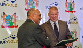 Signing ceremony of the mineral agreement between Surgold (Newmont) and the Republic of Suriname for the Merian project,  Jim Hok, Minister of Natural Resources (left) Adriaan Van Kersen, Managing Director of Surgold (right).