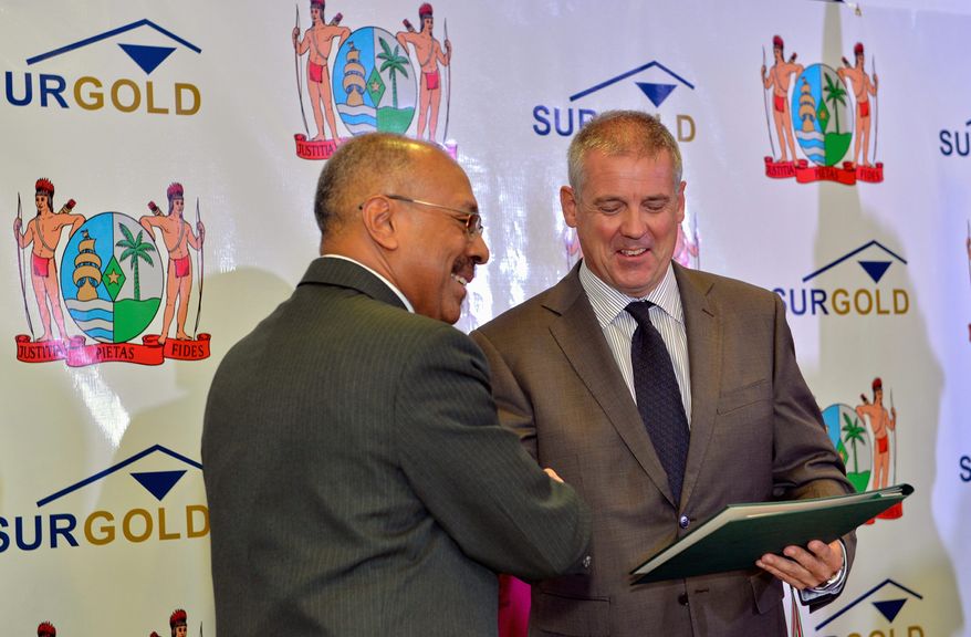 Signing ceremony of the mineral agreement between Surgold (Newmont) and the Republic of Suriname for the Merian project, Jim Hok, Minister of Natural Resources (left) Adriaan Van Kersen, Managing Director of Surgold (right).