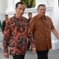 Outgoing Indonesian President Susilo Bambang Yudhoyono, right, walks with President-elect Joko Widodo upon arrival prior to a tour of the presidential palace in Jakarta, Indonesia, Sunday, Oct. 19, 2014. Widodo, popularly known as Jokowi, will be inaugurated as the country&#39;s new president on Monday, Oct. 20. (AP Photo/Adek Berry, Pool)