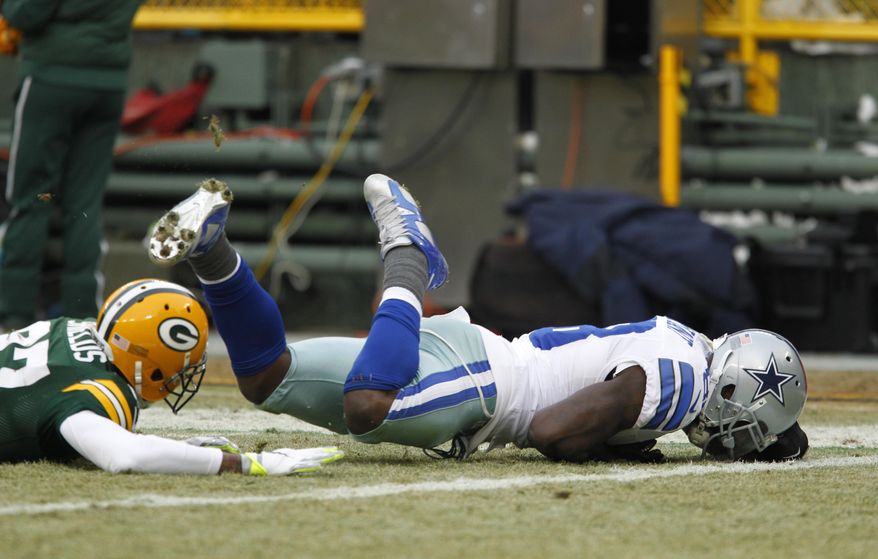 Dallas Cowboys wide receiver Dez Bryant (88) catches a pass against Green Bay Packers cornerback Sam Shields (37) during the second half of an NFL divisional playoff football game Sunday, Jan. 11, 2015, in Green Bay, Wis. The play was reversed. The Packers won 26-21. (AP Photo/Matt Ludtke)