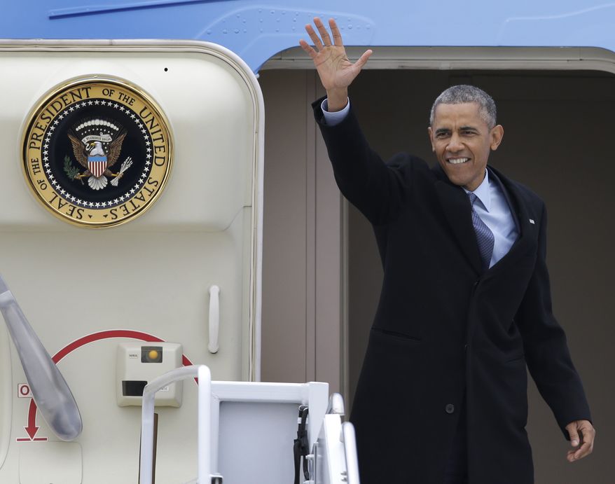 President Barack Obama waves as he boards Air Force One at Forbes Field in Topeka, Kansas, Thursday, Jan. 22, 2015, for a trip to Washington. (AP Photo/Orlin Wagner)