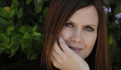 Singer/songwriter Juliana Hatfield poses for a portrait in the Marina del Rey section of Los Angeles, Tuesday, Aug. 26, 2008. (AP Photo/Chris Pizzello)