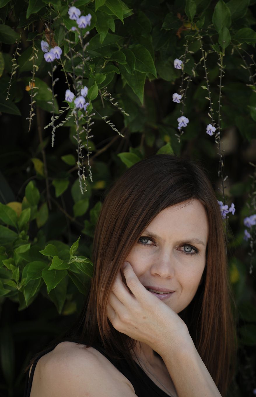 Singer/songwriter Juliana Hatfield poses for a portrait in the Marina del Rey section of Los Angeles, Tuesday, Aug. 26, 2008. (AP Photo/Chris Pizzello)
