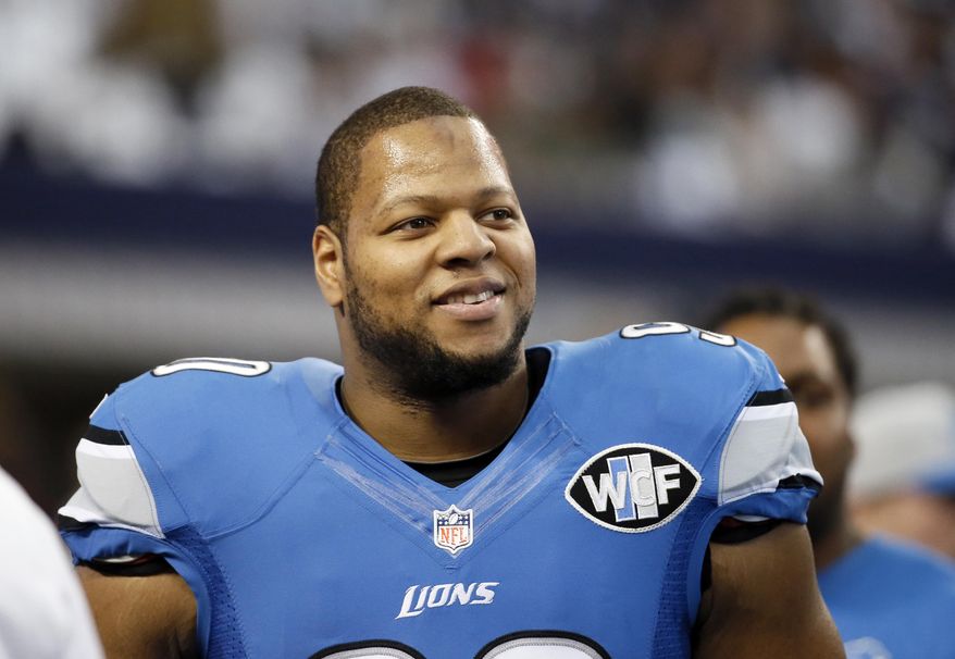 FILE - This is a Jan. 4, 2015, file photo showing Detroit Lions&#39; Ndamukong Suh smiling as he walks across the field during warm ups before an NFL football game against the Dallas Cowboys in Arlington, Texas. Ndamukong Suh can test the open market when free agency begins March 10 after the Lions decided not to use the franchise tag on the star defensive tackle, according to a report on the team&#39;s website. (AP Photo/Tony Gutierrez, File)
