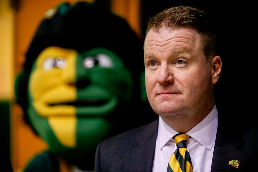 Dave Paulsen waits at the start of a news conference in Fairfax, Va., Wednesday, April 1, 2015, announcing him as the new George Mason men&#39;s basketball coach. Paulsen, who was a three-time Patriot League coach of the year at Bucknell University, replaces Paul Hewitt, who went 66-67 in four seasons at George Mason. (AP Photo/Andrew Harnik)