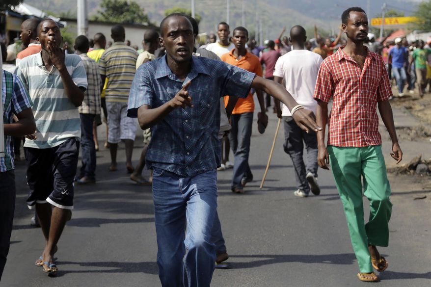 Soldiers from a special unit disperse a group of protesters by firing in the air in the Musaga neighborhood of Bujumbura, Burundi, Monday May 18, 2015.The army has deployed throughout the town as hundreds return to the streets Monday to protest the president's decision to seek a third term in office. (Photo/Jerome Delay)