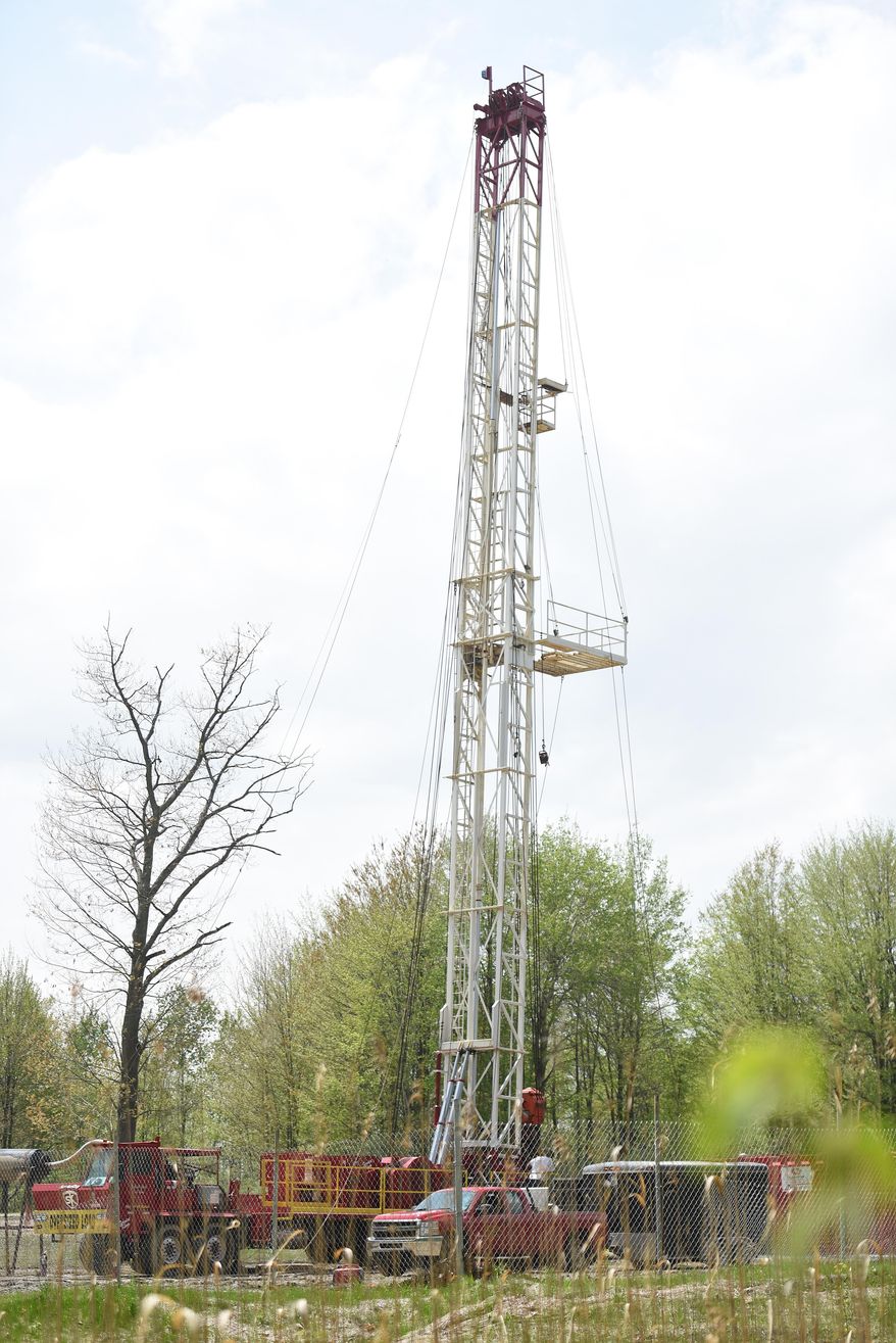 This May 11, 2015 photo shows construction of an oil rig near a housing development in Shelby Township, Mich. An energy company that shut down oil well operations in suburban Detroit last year after residents opposed the drilling has resumed work. ( Daniel Mears /Detroit News via AP) DETROIT FREE PRESS OUT; HUFFINGTON POST OUT