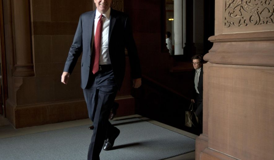 New York City Mayor Bill de Blasio walks to Gov. Andrew Cuomo's office at the state Capitol on Wednesday, May 27, 2015, in Albany, N.Y. De Blasio is in Albany to make his case for renewing mayoral control of city schools, strengthening the city's rent regulations and changing a tax break for real estate developers to require more affordable housing. (AP Photo/Mike Groll)