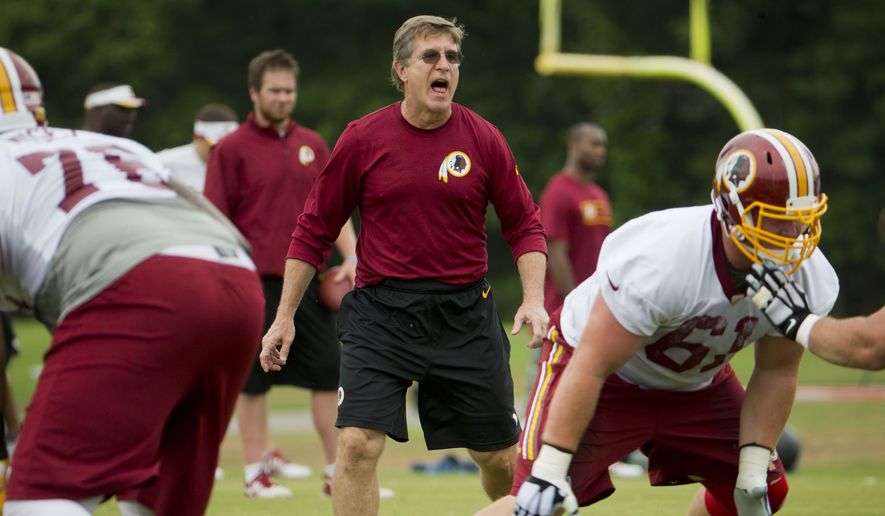 Washington Redskins offensive line coach Bill Callahan, center, works with players during NFL football minicamp at Redskins Park, Wednesday, June 17, 2015, in Ashburn, Va. (AP Photo/Pablo Martinez Monsivais)