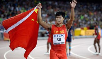China&#39;s Su Bingtian waves to supporters after competing in the the men’s 100m final at theWorld Athletics Championships at the Bird&#39;s Nest stadium in Beijing, Sunday, Aug. 23, 2015. Su is the first Chinese to participate in a 100m world championships final. (AP Photo/Kin Cheung)