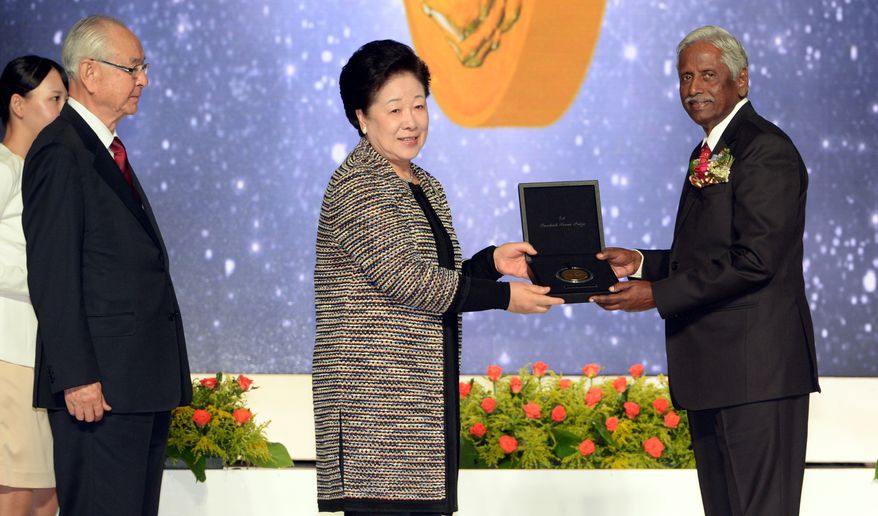Dr. Hak Jan Han Moon presents the first-ever Sunhak Peace Award to Indian fisheries scientist Dr. M. Vijay Gupta in Seoul, South Korea, on Friday (Aug. 28). Source: Segye Times.