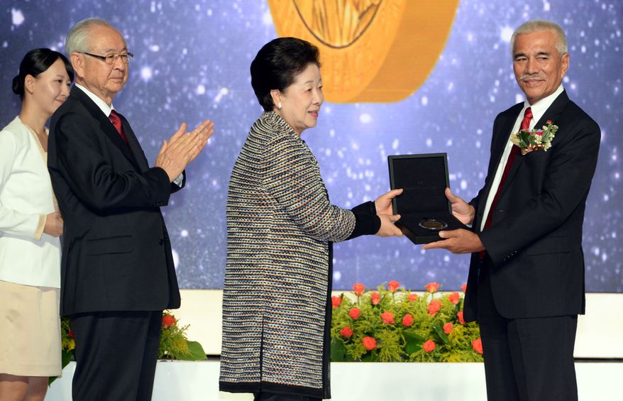 Dr. Hak Ja Han Moon awards the new Sunhak Peace Prize to Anote Tong, the president of the tiny Pacific island of Kiribati. Source: Segye Times.