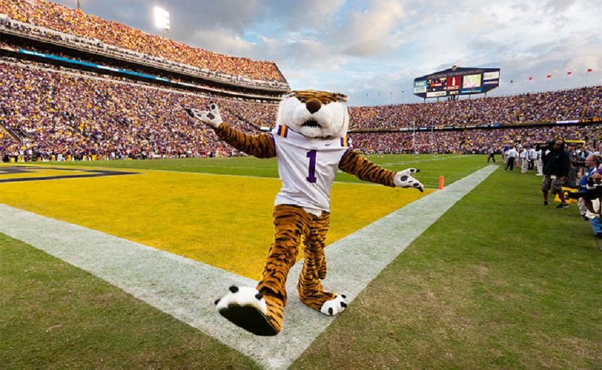 Mike the Tiger was once featured on a "This Is Sports Center" commercial with Shaquille O'Neal, an alum from which school?