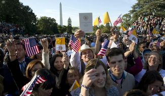 Spectators wait for the arrival of Pope Francis on South Lawn of the White House in Washington, Wednesday, Sept. 23, 2015. (AP Photo/Alessandra Tarantino)