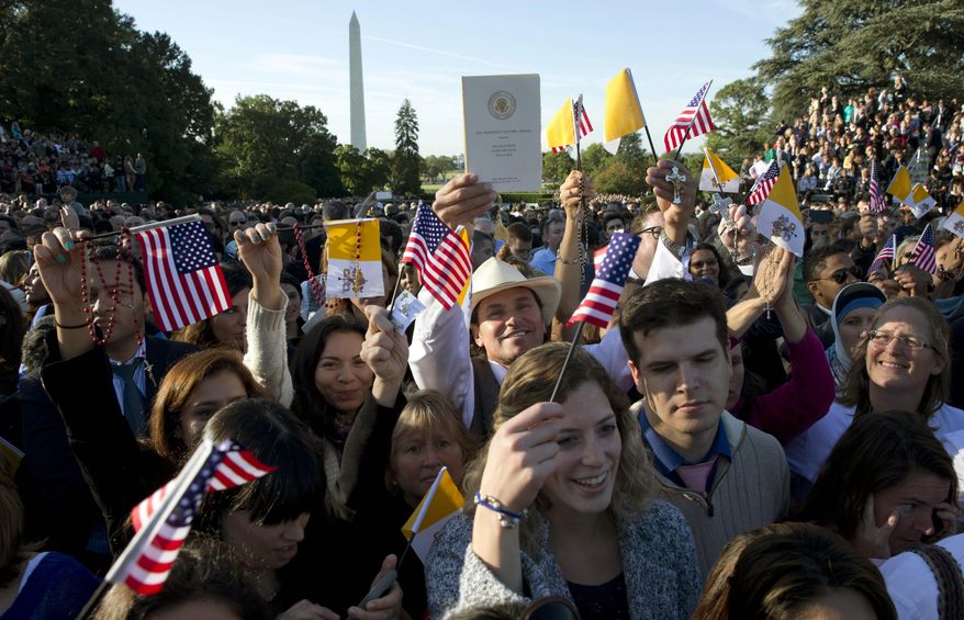 Spectators wait for the arrival of Pope Francis on South Lawn of the White House in Washington, Wednesday, Sept. 23, 2015. (AP Photo/Alessandra Tarantino)