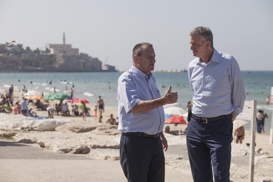 New York City Mayor Bill de Blasio, right, speaks with Mayor of Tel Aviv Ron Huldai at the Tel Aviv promenade after their meeting in Tel Aviv, Saturday, Oct. 17, 2015. New York City’s mayor, Bill De Blasio, on Saturday kicked off a brief visit to Israel that he has described as a solidarity mission at a difficult time. De Blasio is in the country after weeks of Israel-Palestinian violence. (AP Photo/Dan Balilty)