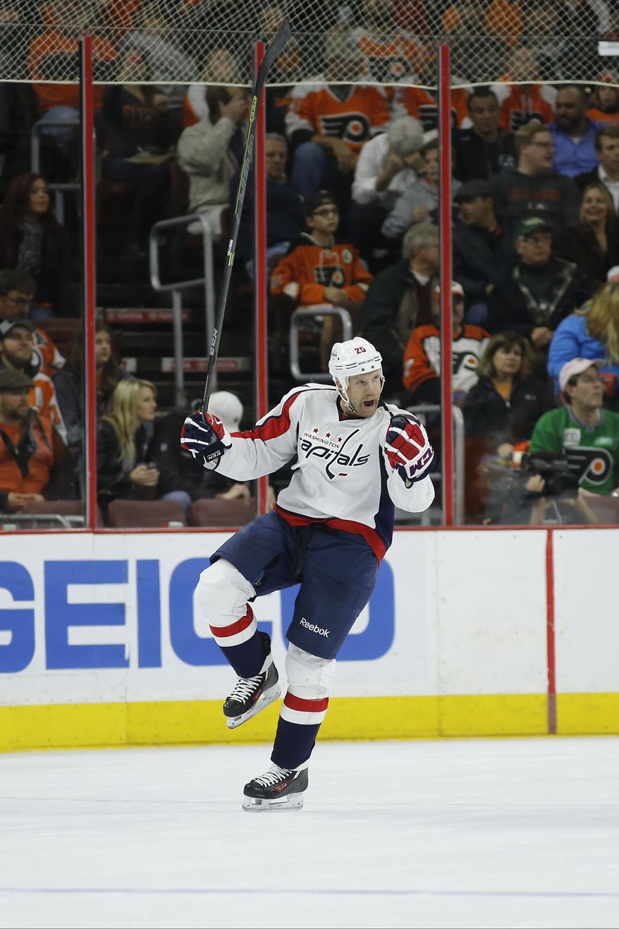 Washington Capitals' Jason Chimera in action during an NHL hockey game against the Philadelphia Flyers, Thursday, Nov. 12, 2015, in Philadelphia. (AP Photo/Matt Slocum)