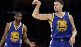 Golden State Warriors guard Klay Thompson, right, celebrates a basket as guard Ian Clark watches uring the first half of an NBA basketball game against the Los Angeles Lakers in Los Angeles, Tuesday, Jan. 5, 2016. (AP Photo/Chris Carlson)