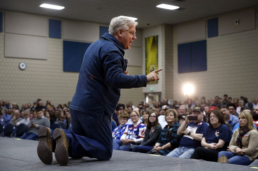 Radio and television personality Glenn Beck speaks before introducing Republican presidential candidate, Sen. Ted Cruz, R-Texas, at a campaign event at Western Iowa Tech Community College in Sioux City, Iowa, Saturday, Jan. 30, 2016. (AP Photo/Patrick Semansky)