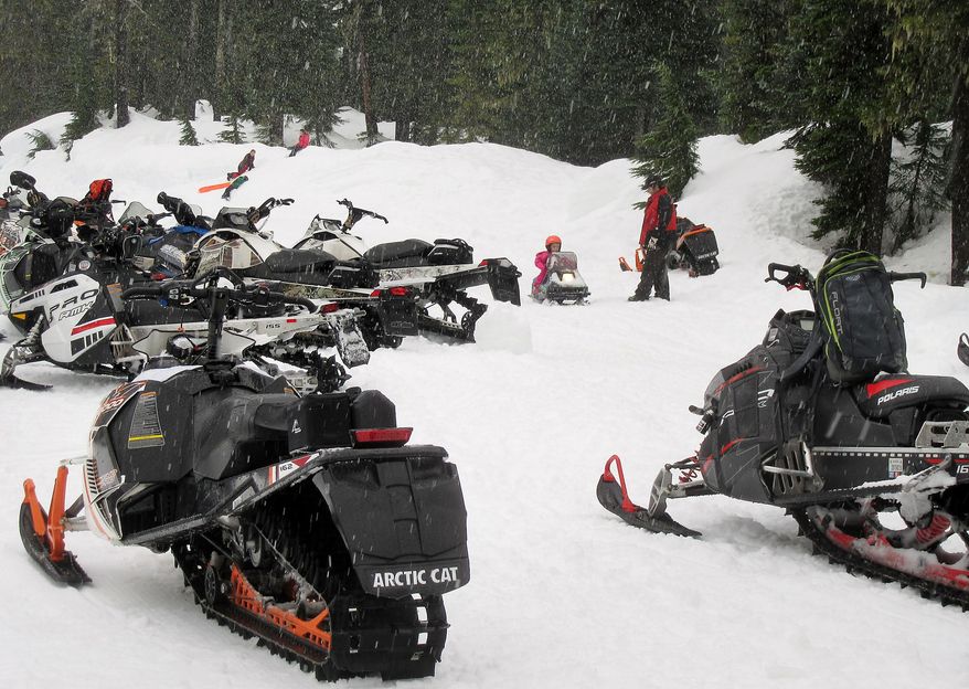 In this photo taken on Jan. 23, 2016, Anthony Ronhaar teaches his 3-year-old daughter Cierra to drive her own miniature snowmobile during a Northwest Glacier Cruisers near Sedro-Woolley, Wash. (Kimberly Cauvel/Skagit Valley Herald via AP) MANDATORY CREDIT