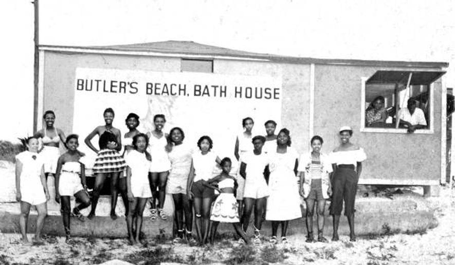 Visitors at Butler Beach on Anastasia Island, near St. Augustine, Florida, circa 1950s. (Photo:floridamemory.com)