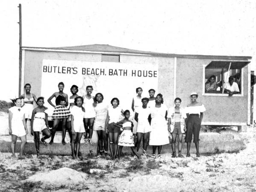 Visitors at Butler Beach on Anastasia Island, near St. Augustine, Florida, circa 1950s. (Photo:floridamemory.com)
