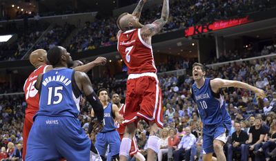 Memphis Grizzlies center Chris Andersen (7) shoots between Minnesota Timberwolves forwards Shabazz Muhammad (15) and forward Damjan Rudez (10) during the second half of an NBA basketball game Friday, Feb. 19, 2016, in Memphis, Tenn. (AP Photo/Brandon Dill)