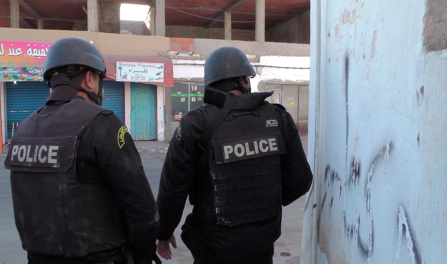 Tunisian police officers take positions during clashes with militants in Ben Guerdane, 650 km away from Tunis, Monday, March 7, 2016. At least 45 people were killed Monday near Tunisia's border with Libya in one of the deadliest clashes seen so far between Tunisian forces and extremist attackers, the government said. (AP Photo)