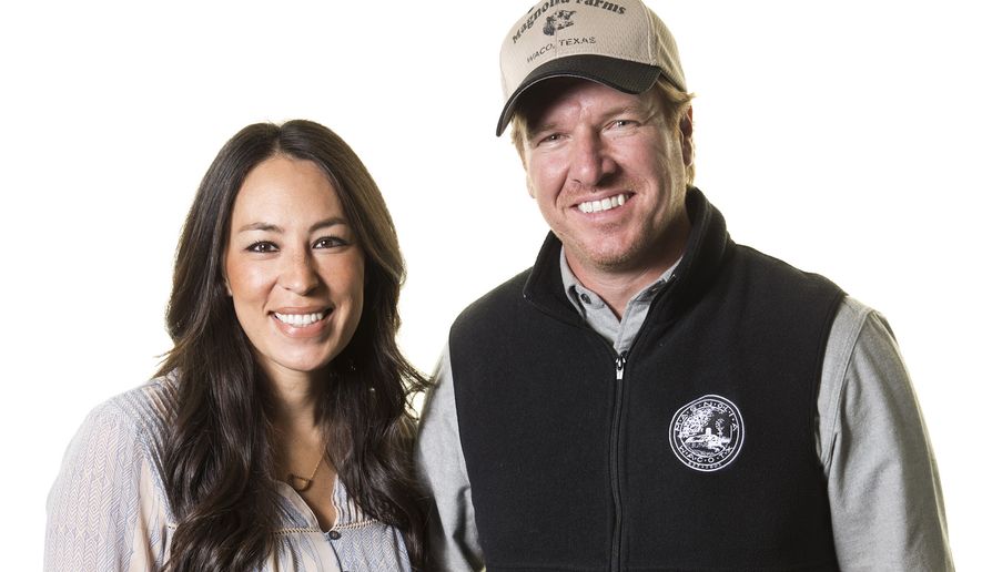 In this March 29, 2016 photo, Joanna Gaines, left, and Chip Gaines pose for a portrait in New York to promote their home improvement show, "Fixer Upper," on HGTV. (Photo by Brian Ach/Invision/AP)