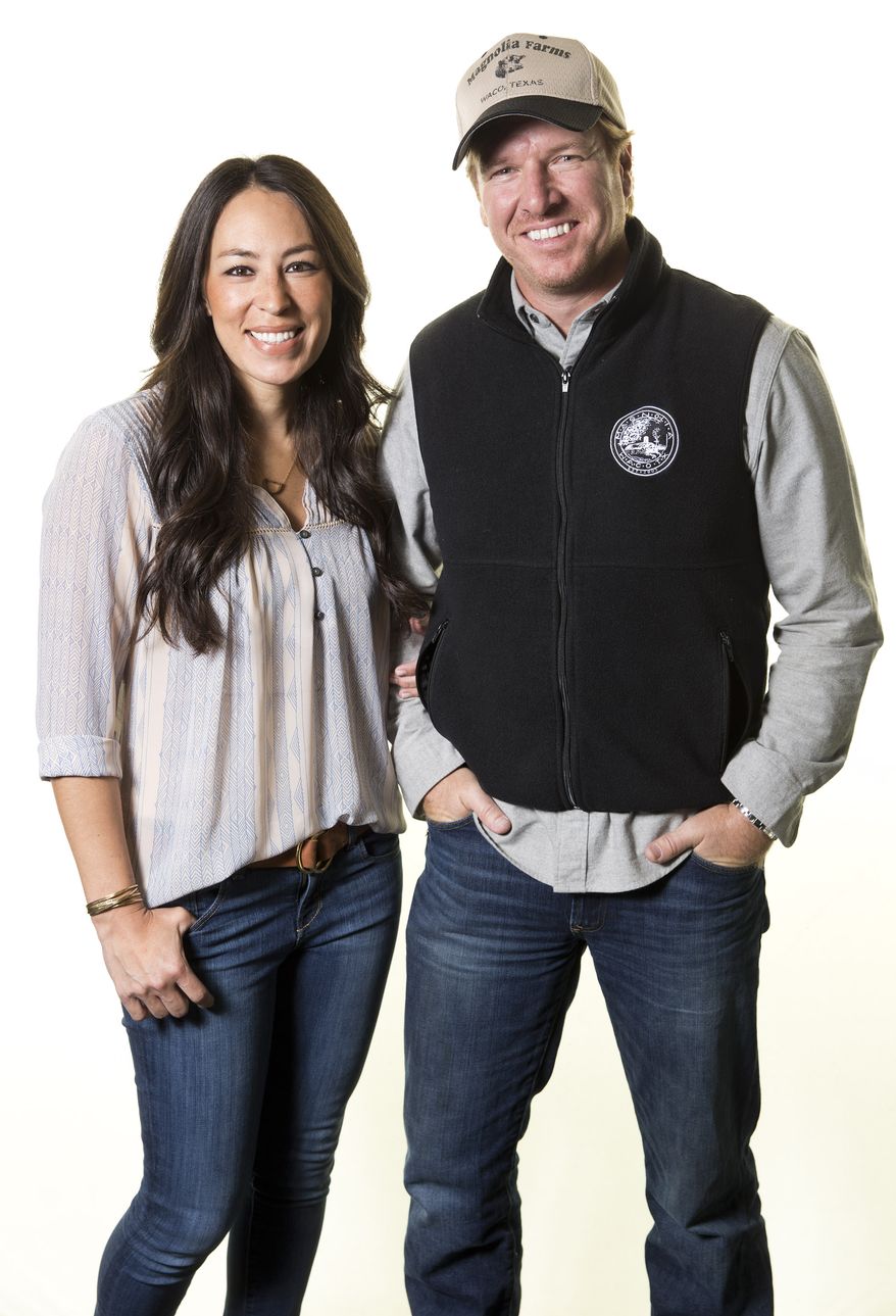 In this March 29, 2016 photo, Joanna Gaines, left, and Chip Gaines pose for a portrait in New York to promote their home improvement show, "Fixer Upper," on HGTV. (Photo by Brian Ach/Invision/AP)