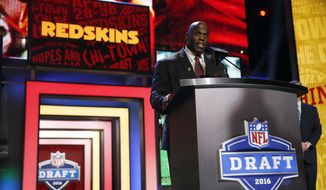 Former NFL player Ken Harvey announces that the Washington Redskins selects Southern California&#39;s Sua Cravens as the 53rd pick in the second round of the 2016 NFL football draft, Friday, April 29, 2016, in Chicago. (AP Photo/Charles Rex Arbogast)