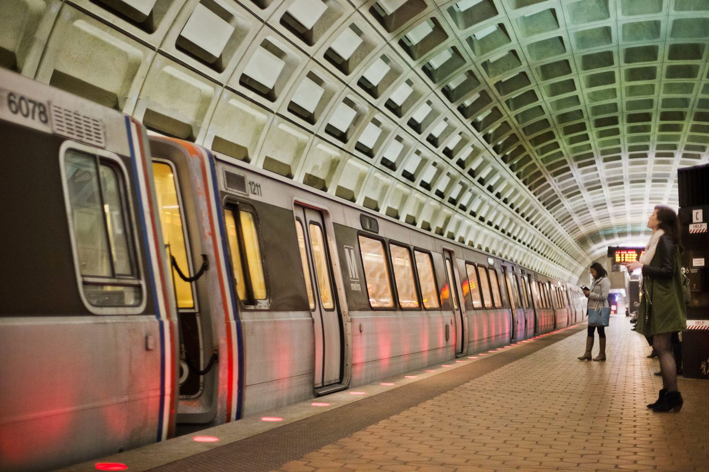 Metro memasang gerbang tinggi untuk mencegah penggelapan tarif