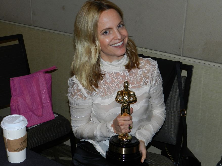 Mena Suvari with a fan-made Oscar award.  (Dave Kapp)