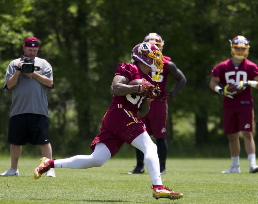 Washington Redskins safety Su&#39;a Cravens, center, runs with the ball during the team&#39;s NFL football rookie minicamp Saturday, May 14, 2016, in Ashburn, Va. ( AP Photo/Jose Luis Magana)