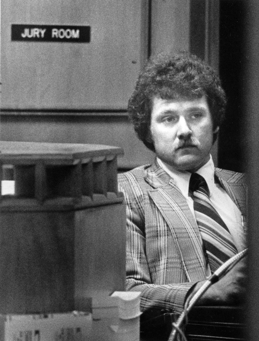 This photo taken April 3, 1981 shows Houston Police detective Johnny Bonds testifying in Allen Wayne Janecka's capital murder trial for the death of 14-month-old Kevin Wanstrath. (John Van Beekum/Houston Chronicle via AP) MANDATORY CREDIT
