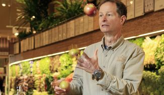 Whole Foods CEO John Mackey juggles apples as as he&#39;s photographed in one of his stores on New York&#39;s Upper West Side,  Wednesday, Nov. 18, 2009. (AP Photo/Richard Drew)