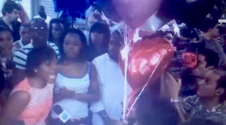 Sherelle Smith encourages her community to burn the suburbs of Milwaukee, Wisconsin, on Aug. 14, 2015. (Twitter, DeeconX video screenshot)