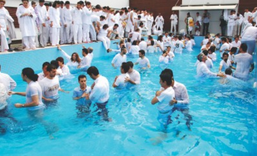 Christian baptism in Iran. Image courtesy of www.Elam.com.