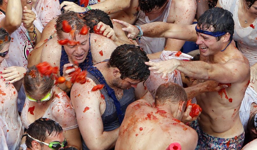 Crowds of people throw tomatoes at each other, during the annual "Tomatina", tomato fight fiesta, in the village of Bunol, 50 kilometers outside Valencia, Spain, Wednesday, Aug. 31, 2016. (AP Photo/Alberto Saiz)