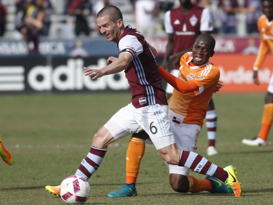 Colorado Rapids midfielder Sam Cronin, left, battles for control of the ball with Houston Dynamo midfielder Oscar Garcia in the first half of an MLS soccer match Sunday, Oct. 23, 2016, in Commerce City, Colo. (AP Photo/David Zalubowski)