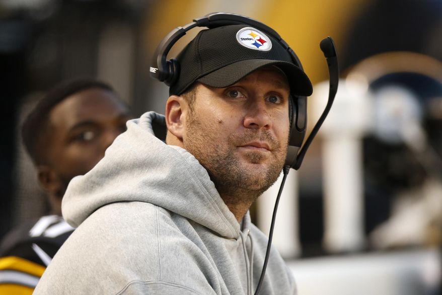 This Oct. 23, 2016 photo shows Pittsburgh Steelers quarterback Ben Roethlisberger looking at the scoreboard during the second half of an NFL football game against the New England Patriots in Pittsburgh. Roethlisberger will make an attempt to play on Sunday, Nov. 5, 2016 against the Baltimore Ravens. (AP Photo/Jared Wickerham)