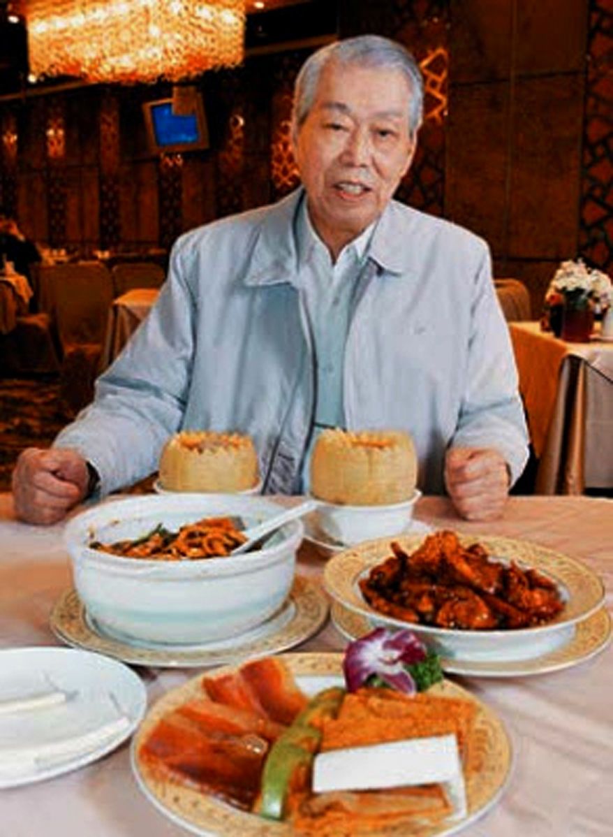 In this 2008 photo, chef Peng Chang-kuei poses for a photo as he is seated at a table in his restaurant Peng's Garden in Taipei, Tawain. The chef, who has been credited with inventing General Tso's chicken, a world-famous Chinese food staple that is not served in China, has died in Taiwan. He was 98. (Chiang-Zhong Su/United Daily News/World Journal via AP )