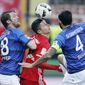 Darmstadt&#x27;s Jerome Gondorf, left, and Darmstadt&#x27;s Aytac Sulu, right, frame  Bayern&#x27;s Robert Lewandowski as they challenge for the ball  during a German first division Bundesliga soccer match between Darmstadt 98 and Bayern Munich in Darmstadt, Germany, Sunday, Dec. 18, 2016.(AP Photo/Michael Probst)