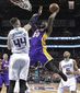 lakers_hornets_basketball_75125.jpg