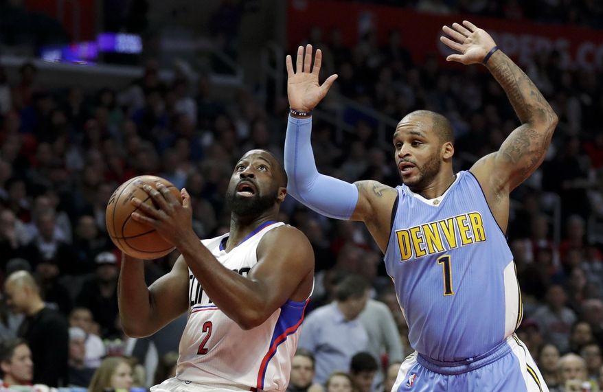 Los Angeles Clippers guard Raymond Felton, left, drives to the basket past Denver Nuggets forward Alonzo Gee during the first half of an NBA basketball game in Los Angeles, Tuesday, Dec. 20, 2016. (AP Photo/Chris Carlson)